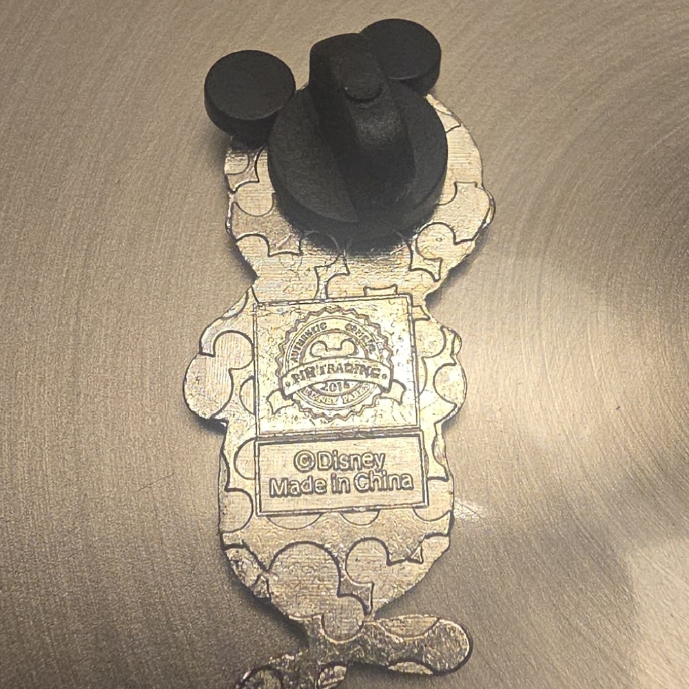 Disney Pin - Unique Mouse Disney Collector Trading Pin - Picture 2 of 4